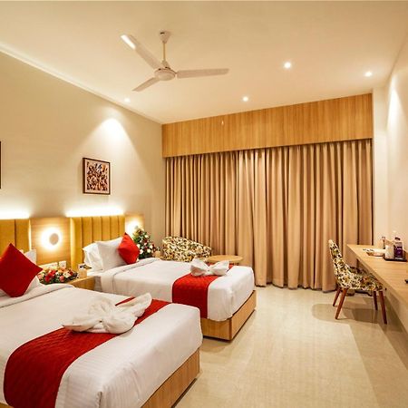 Hotel Grand Avenue Pambadi Exterior photo